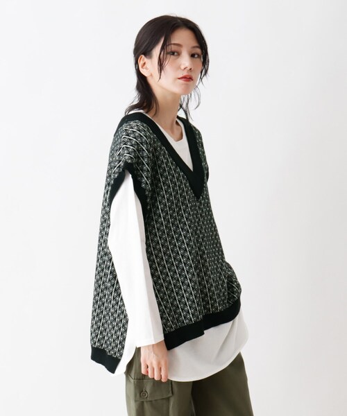 SHOO・LA・RUE（シューラルー）の「◆【2点セット】ジャカードベスト＋Tシャツ（ベスト・レディース・ブラック系3/ダークブラウン系3・02/03/04）」の2枚目の写真