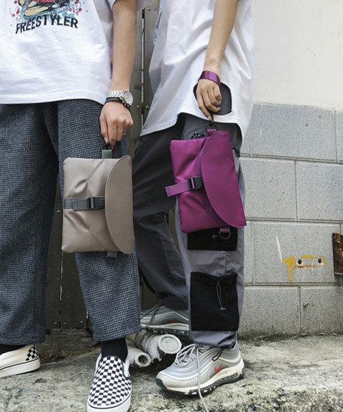 Anuenue（アヌエヌエ）の「撥水 ショルダー・ボディ・クラッチ 3wayバッグ（ショルダーバッグ・レディース・ブラック/パープル/グレー・FREE）」の8枚目の写真