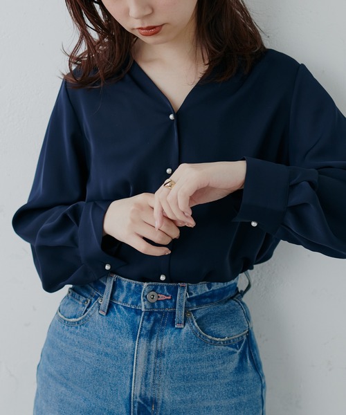 natural couture（ナチュラルクチュール）の「【WEB限定カラー有り・大好評プチプラシリーズ】プチプラちびパール釦とろみブラウス（シャツ/ブラウス・レディース・ネイビー/サックスブルー/イエロー/アイボリー/その他1/その他2/グレイッシュベージュ/グレー・FREE）」の4枚目の写真