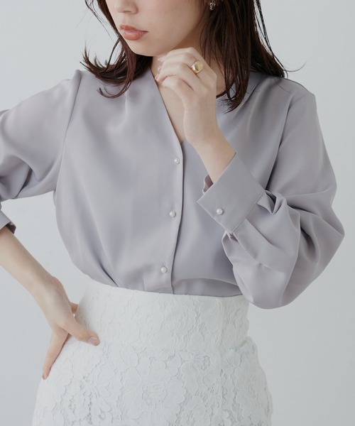 natural couture（ナチュラルクチュール）の「【WEB限定カラー有り・大好評プチプラシリーズ】プチプラちびパール釦とろみブラウス（シャツ/ブラウス・レディース・ネイビー/サックスブルー/イエロー/アイボリー/その他1/その他2/グレイッシュベージュ/グレー・FREE）」の5枚目の写真