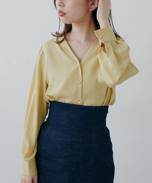 natural couture（ナチュラルクチュール）の「【WEB限定カラー有り・大好評プチプラシリーズ】プチプラちびパール釦とろみブラウス（シャツ/ブラウス・レディース・ネイビー/サックスブルー/イエロー/アイボリー/その他1/その他2/グレイッシュベージュ/グレー・FREE）」の6枚目の写真