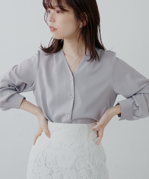 natural couture（ナチュラルクチュール）の「【WEB限定カラー有り・大好評プチプラシリーズ】プチプラちびパール釦とろみブラウス（シャツ/ブラウス・レディース・ネイビー/サックスブルー/イエロー/アイボリー/その他1/その他2/グレイッシュベージュ/グレー・FREE）」の17枚目の写真