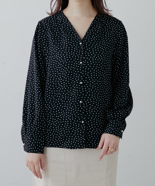 natural couture（ナチュラルクチュール）の「【WEB限定カラー有り・大好評プチプラシリーズ】プチプラちびパール釦とろみブラウス（シャツ/ブラウス・レディース・ネイビー/サックスブルー/イエロー/アイボリー/その他1/その他2/グレイッシュベージュ/グレー・FREE）」の11枚目の写真