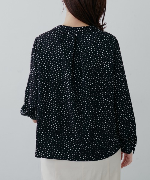 natural couture（ナチュラルクチュール）の「【WEB限定カラー有り・大好評プチプラシリーズ】プチプラちびパール釦とろみブラウス（シャツ/ブラウス・レディース・ネイビー/サックスブルー/イエロー/アイボリー/その他1/その他2/グレイッシュベージュ/グレー・FREE）」の19枚目の写真