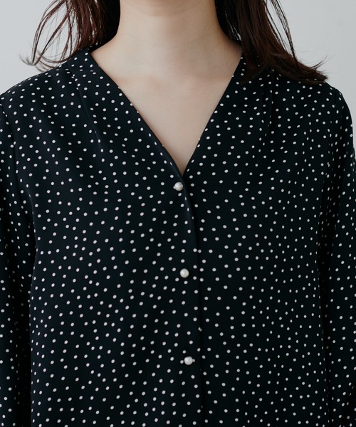 natural couture（ナチュラルクチュール）の「【WEB限定カラー有り・大好評プチプラシリーズ】プチプラちびパール釦とろみブラウス（シャツ/ブラウス・レディース・ネイビー/サックスブルー/イエロー/アイボリー/その他1/その他2/グレイッシュベージュ/グレー・FREE）」の15枚目の写真