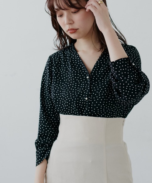 natural couture（ナチュラルクチュール）の「【WEB限定カラー有り・大好評プチプラシリーズ】プチプラちびパール釦とろみブラウス（シャツ/ブラウス・レディース・ネイビー/サックスブルー/イエロー/アイボリー/その他1/その他2/グレイッシュベージュ/グレー・FREE）」の22枚目の写真