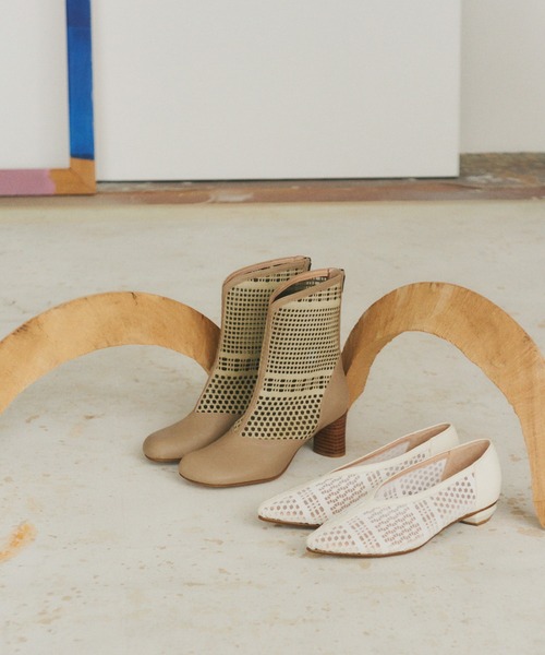 apres（アプレ）の「ポインテッドローヒールパンプス　-8650381（パンプス・レディース・ブラック/オフホワイト/グレイッシュベージュ・22.5cm/23.5cm/24.5cm/23.0cm/24.0cm）」の5枚目の写真