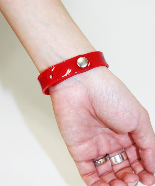 X-girl（エックスガール）の「【mini3月号掲載】XGIRL VINYL WRISTBAND（バングル/リストバンド・レディース・ホワイト/ブラック/レッド/ピンク/パープル/イエロー/クリア・ONE SIZE）」の9枚目の写真
