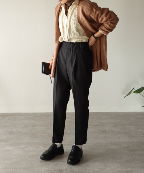 COURO(コウロ)の「センタープレス美シルエットテーパードパンツ(スラックス・レディース・ブラック/パープル/ネイビー/グリーン/モカ/キャメル/グレイッシュベージュ・M/L/LL/3L)」の8枚目の写真