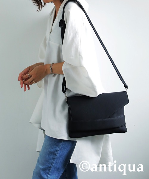 antiqua（アンティカ）の「ウェットスーツ素材3wayバッグ（クラッチバッグ・レディース・ブラック・FREE）」の5枚目の写真