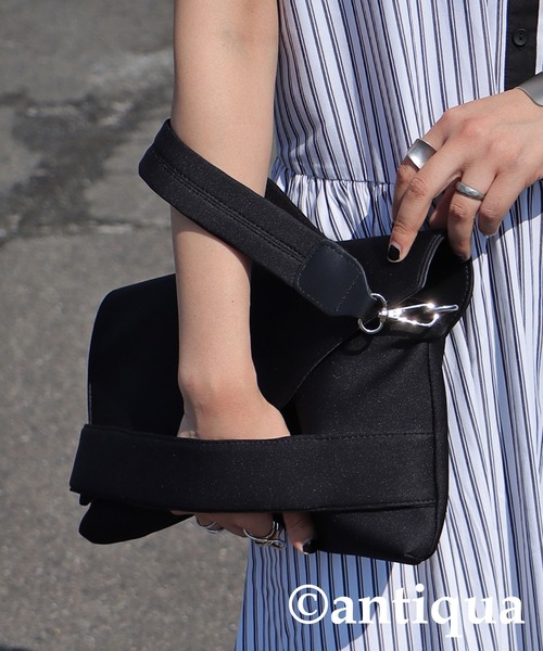 antiqua（アンティカ）の「ウェットスーツ素材3wayバッグ（クラッチバッグ・レディース・ブラック・FREE）」の10枚目の写真