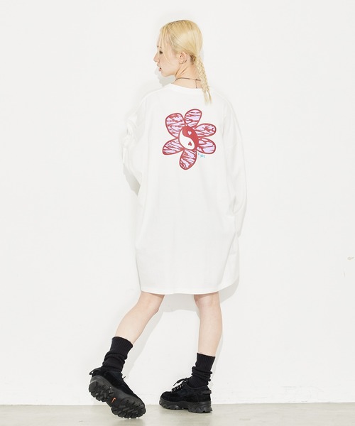 X-girl（エックスガール）の「YIN-YANG FLOWER L/S TEE DRESS（ワンピース・レディース・ホワイト/チャコール/ベージュ・M/S）」の2枚目の写真
