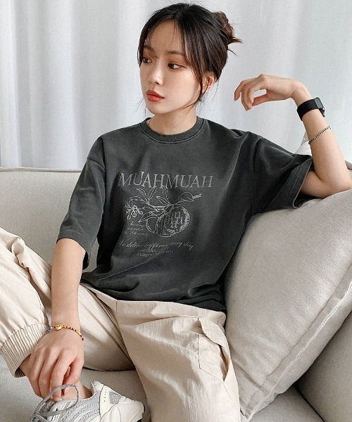 muahmuah(ムーアムーア)の「A'GEM/9 × .kom『muah muah/ムーアムーア』MUAH MARMALADE PIGMENT HALF T-SHIRT/マーマレードグラフィック ピグメント加工 Tシャツ カットソー(Tシャツ/カットソー・レディース・パープル/ベージュ/チャコールグレー/ライトブルー・FREE)」の1枚目の写真