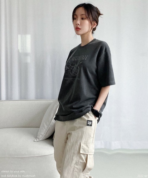 muahmuah(ムーアムーア)の「A'GEM/9 × .kom『muah muah/ムーアムーア』MUAH MARMALADE PIGMENT HALF T-SHIRT/マーマレードグラフィック ピグメント加工 Tシャツ カットソー(Tシャツ/カットソー・レディース・パープル/ベージュ/チャコールグレー/ライトブルー・FREE)」の6枚目の写真