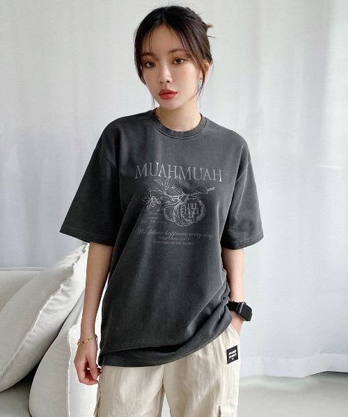 muahmuah(ムーアムーア)の「A'GEM/9 × .kom『muah muah/ムーアムーア』MUAH MARMALADE PIGMENT HALF T-SHIRT/マーマレードグラフィック ピグメント加工 Tシャツ カットソー(Tシャツ/カットソー・レディース・パープル/ベージュ/チャコールグレー/ライトブルー・FREE)」の5枚目の写真