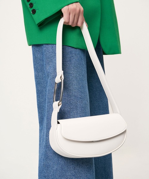 CHARLES & KEITH（チャールズ & キース）の「カーブフロントフラップ 