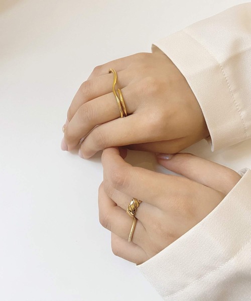 shopnikoniko（ショップニコニコ）の「ダブルフィンガー リング 指輪 ゴールド ニュアンス うねうね ウェーブ 二本指（リング・レディース・ゴールド・フリー）」の3枚目の写真