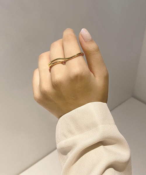 shopnikoniko（ショップニコニコ）の「ダブルフィンガー リング 指輪 ゴールド ニュアンス うねうね ウェーブ 二本指（リング・レディース・ゴールド・フリー）」の2枚目の写真