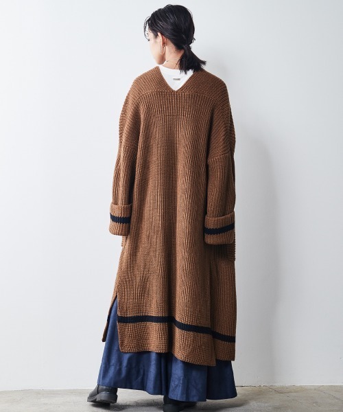 CHIC STYLE(シックスタイル)の「<大きいサイズ>配色ラインロングカーディガン シックスタイル(カーディガン/ボレロ・レディース・グレー/モカ・5L/8L/6L/4L/3L/LL/L)」の7枚目の写真