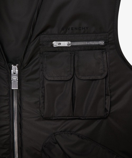 GIVENCHY(ジバンシイ)の「Multipockets jacket in embroidered nylon(ナイロンジャケット・メンズ・ブラック・46/48/44)」の3枚目の写真