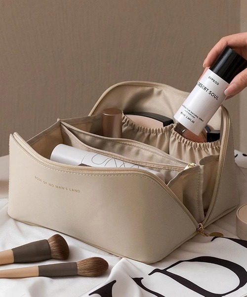 EPICKS（エピックス）の「ロゴ入り大容量コスメポーチ トラベルポーチ（ポーチ・レディース・アイボリー/ピンク/ブラウン/ブラック・F）」の2枚目の写真