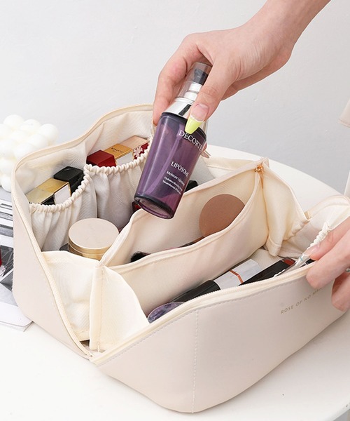 EPICKS（エピックス）の「ロゴ入り大容量コスメポーチ トラベルポーチ（ポーチ・レディース・アイボリー/ピンク/ブラウン/ブラック・F）」の8枚目の写真