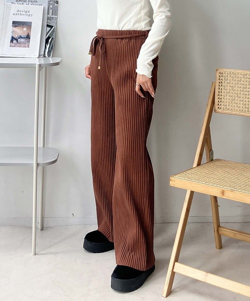 AS KNOW AS plus（アズノゥアズプラス）の「○ベルト付き カットOK!! プリーツパンツ（その他パンツ・レディース・イエロー/ブラック/カーキ/アイボリー/モカ/ライトカーキ/グリーン系/ブラック系/グレー系/アイボリー系/チャコールグレー/ブルー/カーキ系1/ベージュ系1/グレー系1/アイボリー系1/グレー系2/アイボリー系2/ブラウン系1・FREE）」の9枚目の写真