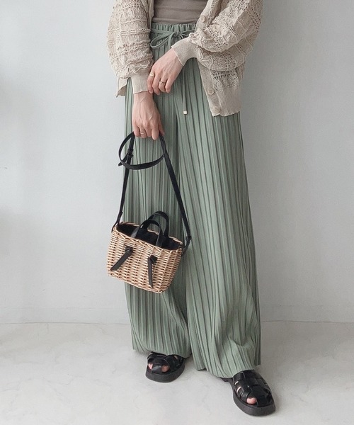 AS KNOW AS plus（アズノゥアズプラス）の「○ベルト付き カットOK!! プリーツパンツ（その他パンツ・レディース・イエロー/ブラック/カーキ/アイボリー/モカ/ライトカーキ/グリーン系/ブラック系/グレー系/アイボリー系/チャコールグレー/ブルー/カーキ系1/ベージュ系1/グレー系1/アイボリー系1/グレー系2/アイボリー系2/ブラウン系1・FREE）」の15枚目の写真