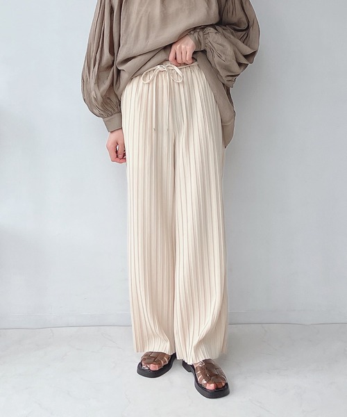 AS KNOW AS plus（アズノゥアズプラス）の「○ベルト付き カットOK!! プリーツパンツ（その他パンツ・レディース・イエロー/ブラック/カーキ/アイボリー/モカ/ライトカーキ/グリーン系/ブラック系/グレー系/アイボリー系/チャコールグレー/ブルー/カーキ系1/ベージュ系1/グレー系1/アイボリー系1/グレー系2/アイボリー系2/ブラウン系1・FREE）」の2枚目の写真