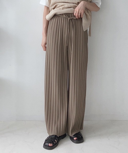 AS KNOW AS plus（アズノゥアズプラス）の「○ベルト付き カットOK!! プリーツパンツ（その他パンツ・レディース・イエロー/ブラック/カーキ/アイボリー/モカ/ライトカーキ/グリーン系/ブラック系/グレー系/アイボリー系/チャコールグレー/ブルー/カーキ系1/ベージュ系1/グレー系1/アイボリー系1/グレー系2/アイボリー系2/ブラウン系1・FREE）」の8枚目の写真
