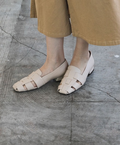 LEPSIM（レプシィム）の「グルカパンプス　181280（パンプス・レディース・アイボリー/ブラック・MEDIUM/LARGE）」の2枚目の写真