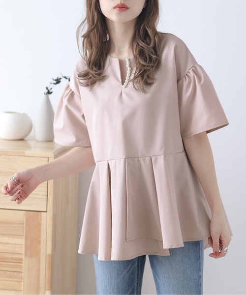 La-gemme（ラジェム）の「パールモチーフプルオーバー（シャツ/ブラウス・レディース・ピンク/ホワイト/ベージュ/ブラック/グレイッシュベージュ・フリー）」の2枚目の写真