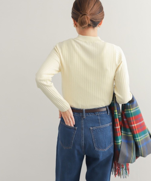 URBAN RESEARCH DOORS(アーバンリサーチドアーズ)の「ハイネックリブニット(ニット/セーター・レディース・マスタード/ブラック/アイボリー/モカ・MEDIUM)」の7枚目の写真
