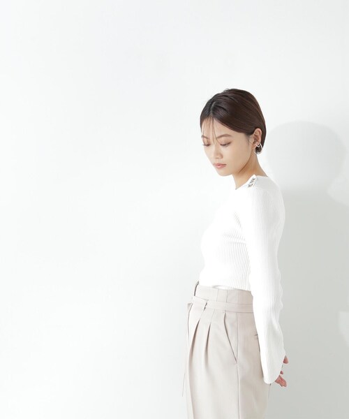 NATURAL BEAUTY BASIC（ナチュラルビューティーベーシック）の「◇＜ハトメニットシリーズ＞フレアスリーブプルオーバー（ニット/セーター・レディース・ベージュ/ネイビー/オフホワイト・FREE）」の8枚目の写真