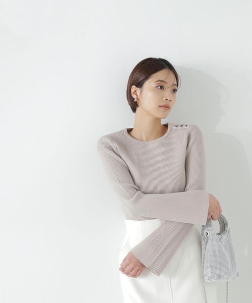 NATURAL BEAUTY BASIC（ナチュラルビューティーベーシック）の「◇＜ハトメニットシリーズ＞フレアスリーブプルオーバー（ニット/セーター・レディース・ベージュ/ネイビー/オフホワイト・FREE）」の5枚目の写真