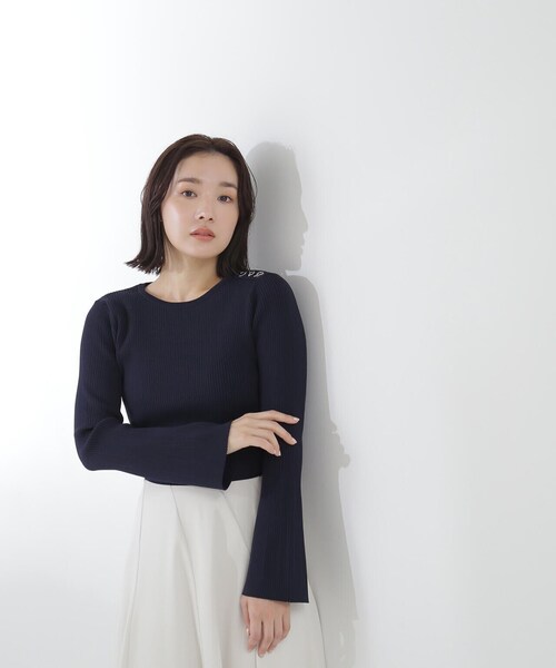 NATURAL BEAUTY BASIC（ナチュラルビューティーベーシック）の「◇＜ハトメニットシリーズ＞フレアスリーブプルオーバー（ニット/セーター・レディース・ベージュ/ネイビー/オフホワイト・FREE）」の14枚目の写真