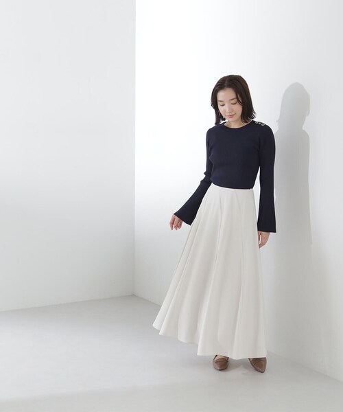 NATURAL BEAUTY BASIC（ナチュラルビューティーベーシック）の「◇＜ハトメニットシリーズ＞フレアスリーブプルオーバー（ニット/セーター・レディース・ベージュ/ネイビー/オフホワイト・FREE）」の7枚目の写真