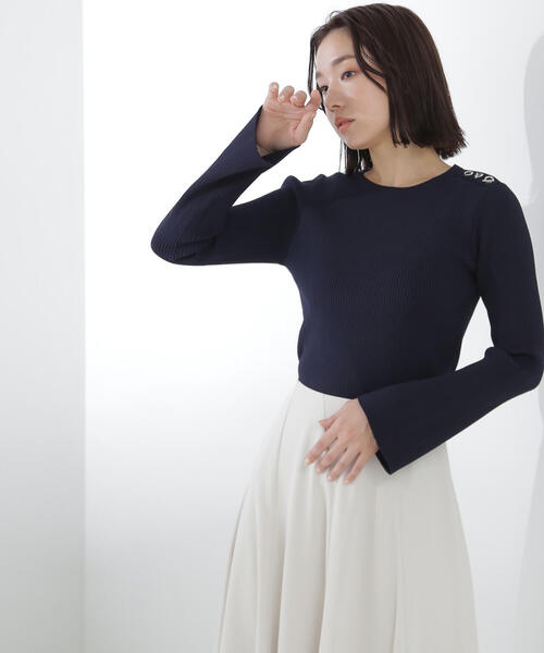 NATURAL BEAUTY BASIC（ナチュラルビューティーベーシック）の「◇＜ハトメニットシリーズ＞フレアスリーブプルオーバー（ニット/セーター・レディース・ベージュ/ネイビー/オフホワイト・FREE）」の3枚目の写真