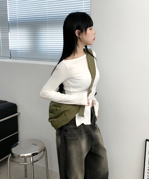 FOLLOWIN（フォロウィン）の「[FLW MADE] [MD PICK] オフショルダーカットアウトリブTシャツ（Tシャツ/カットソー・レディース・バーガンディー/ブラウン/ベージュ/アイボリー/ブラック/チャコールグレー・FREE）」の17枚目の写真