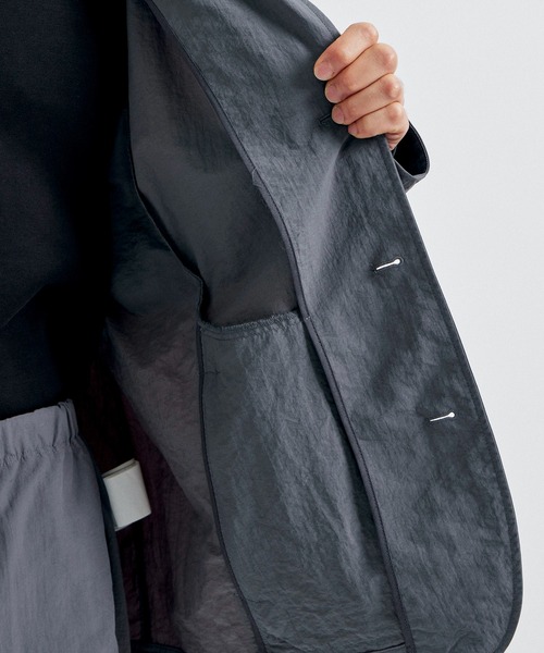 WHITE MOUNTAINEERING（ホワイトマウンテニアリング）の「【White Mountaineering / ホワイトマウンテニアリング】NYLON LAPEL JACKET/ナイロンラペルジャケット【セットアップ対】（テーラードジャケット・メンズ・ブラック/ダークグレー・1/2）」の14枚目の写真