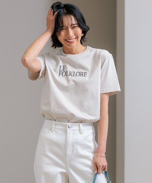 23区(ニジュウサンク)の「FOLKLORE ロゴTシャツ(Tシャツ/カットソー・レディース・ホワイト系/グレー系/ダークグリーン系/ベージュ系・48/46/44)」の3枚目の写真