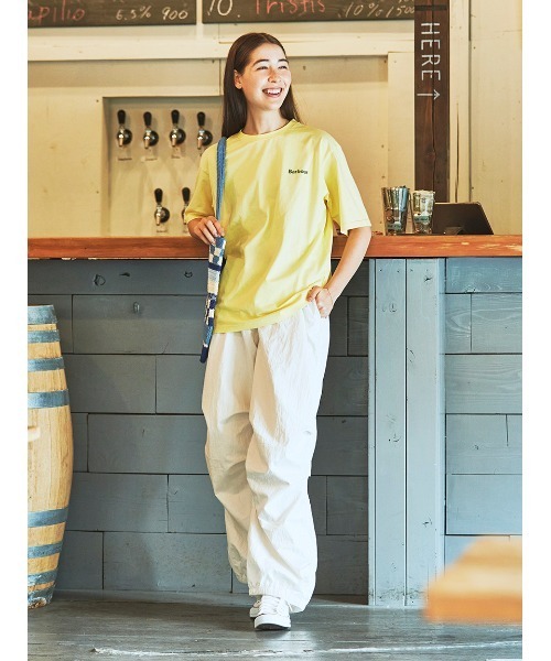 Barbour（バブアー）の「"JAPAN LIMITED" ワンポイント ベーシックロゴTシャツ（オーバーサイズフィット）（Tシャツ/カットソー・メンズ・ピンク/ブルー/イエロー/アイボリー/カーキ/ベージュ/ホワイト/ブラック・SMALL/MEDIUM/LARGE/X-LARGE/X-SMALL）」の9枚目の写真