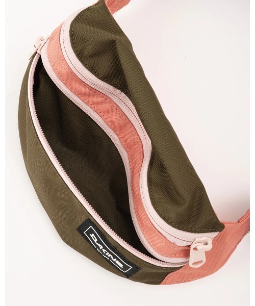 DAKINE（ダカイン）の「DAKINE CLASSIC HIP PACK ショルダーバッグ 【2024年春夏モデル】/ダカインボディバッグ・ウエストポーチ（ボディバッグ/ウエストポーチ・メンズ・ブラウン系その他/イエロー系その他/マルチ/ブラック・FREE）」の16枚目の写真