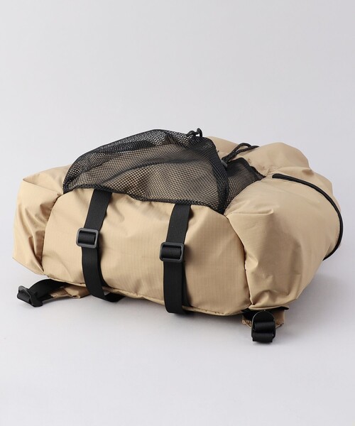 KiU（キウ）の「KiU/キウ PACKABLE DS BACKPACK / パッカブルドローストリングバックパック（バックパック/リュック・メンズ・ベージュ/ブラック・ONE SIZE）」の6枚目の写真