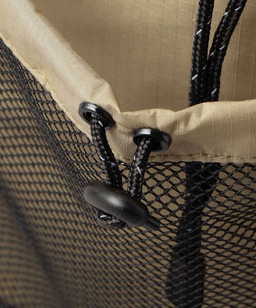 KiU（キウ）の「KiU/キウ PACKABLE DS BACKPACK / パッカブルドローストリングバックパック（バックパック/リュック・メンズ・ベージュ/ブラック・ONE SIZE）」の8枚目の写真