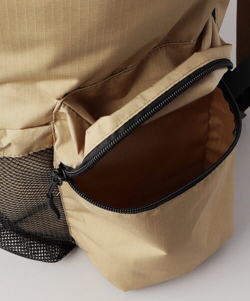 KiU（キウ）の「KiU/キウ PACKABLE DS BACKPACK / パッカブルドローストリングバックパック（バックパック/リュック・メンズ・ベージュ/ブラック・ONE SIZE）」の9枚目の写真