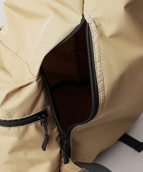 KiU（キウ）の「KiU/キウ PACKABLE DS BACKPACK / パッカブルドローストリングバックパック（バックパック/リュック・メンズ・ベージュ/ブラック・ONE SIZE）」の10枚目の写真