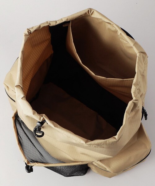 KiU（キウ）の「KiU/キウ PACKABLE DS BACKPACK / パッカブルドローストリングバックパック（バックパック/リュック・メンズ・ベージュ/ブラック・ONE SIZE）」の11枚目の写真