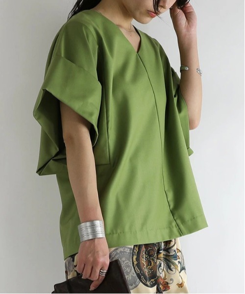 and it_(アンドイット)の「ワイドスリーブVネックトップス(Tシャツ/カットソー・レディース・ブラック/モカ/ホワイト/ライトオリーブ・M-L)」の4枚目の写真