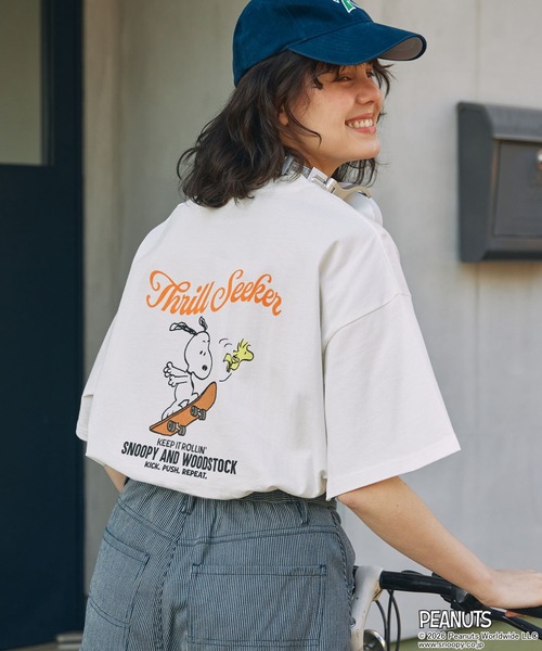 PEANUTS(ピーナッツ)の「【PEANUTS / SNOOPY】別注 ピーナッツ スヌーピー&フレンズ ヴィンテージプリント 半袖Tシャツ(Tシャツ/カットソー・レディース・ネイビー/オートミール/スミクロ/オフホワイト/ブラック/ホワイト系1/ネイビー系/ブラック系/チャコールグレー/ブラック系2/ホワイト系2/ネイビー系1・FREE)」の3枚目の写真